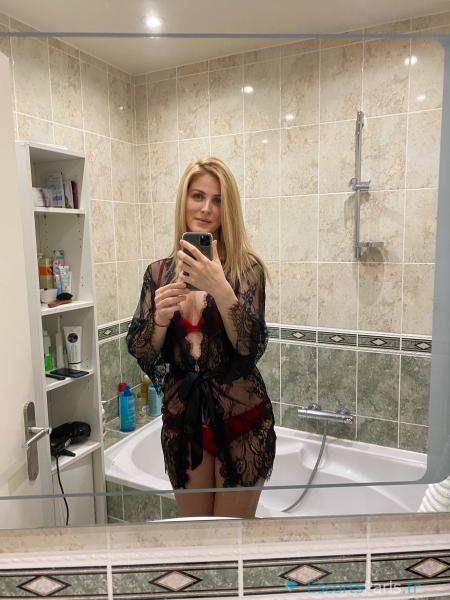 Sexy Blonde Escort Paris